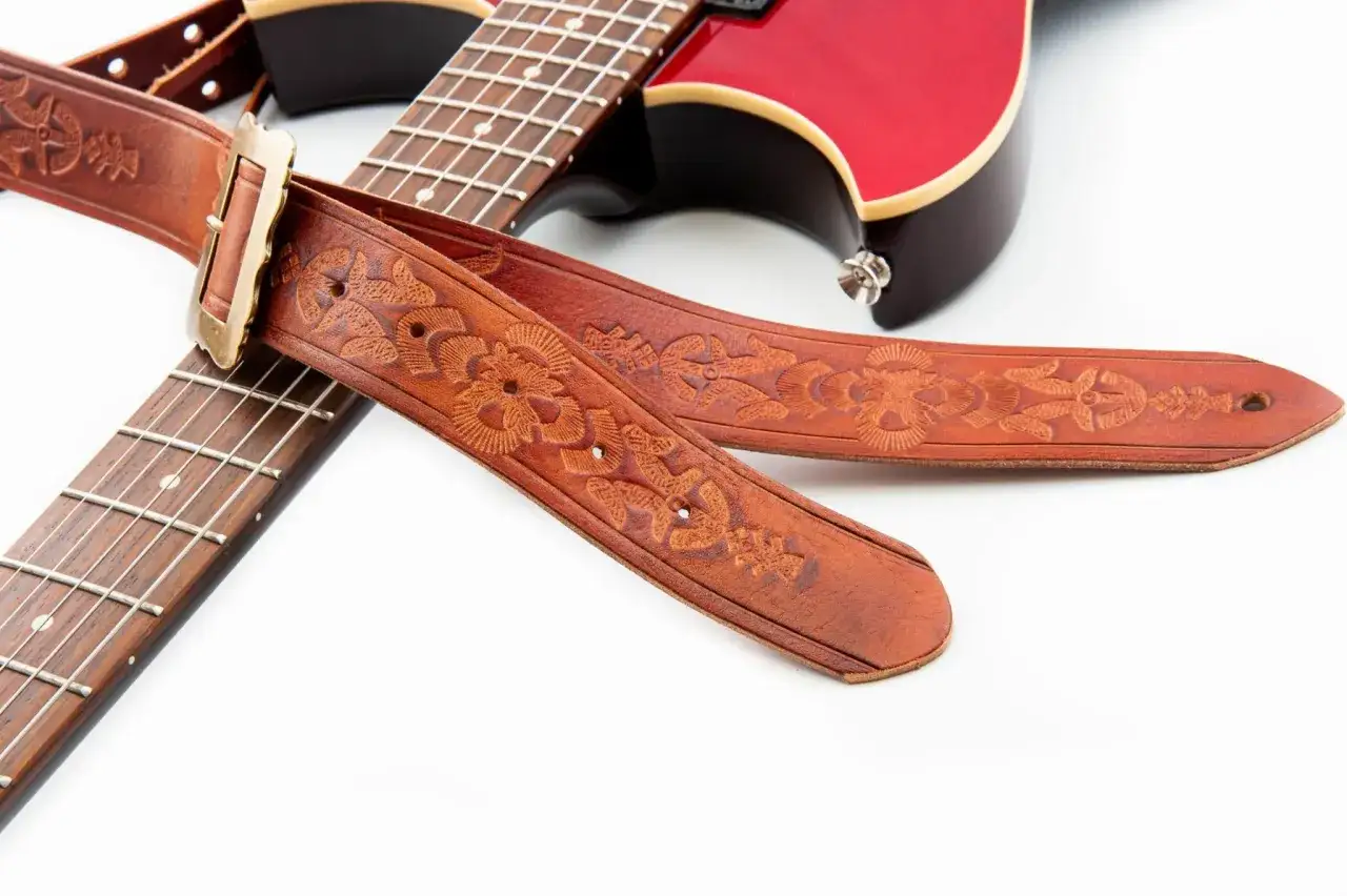 Zdjęcie Jak założyć pasek do gitary elektrycznej bez problemów i frustracji