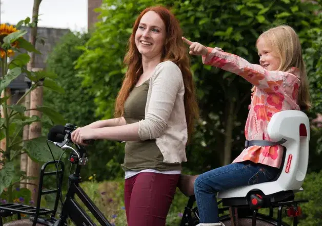 Zdjęcie Czy można wozić dziecko na bagażniku roweru? Sprawdź przepisy i bezpieczeństwo