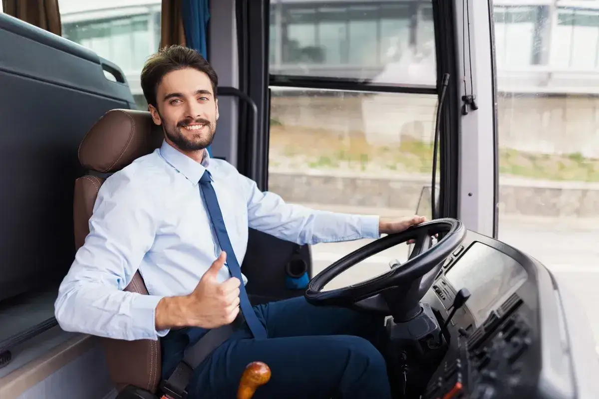 Zdjęcie Ile godzin może jechać kierowca autokaru? Poznaj ważne przepisy