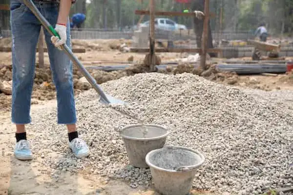 Zdjęcie Ile łopat piachu na łopatę cementu - uniknij błędów w mieszaniu