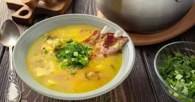 Zdjęcie Grochówka: Przepis na idealną, wojskową zupę. Sekrety smaku!