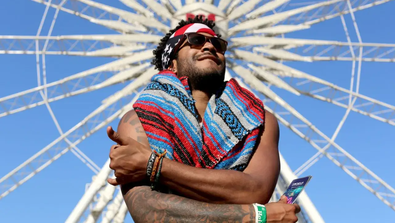 Zdjęcie Outfit Coachella hombre: ideas únicas para destacar en el festival