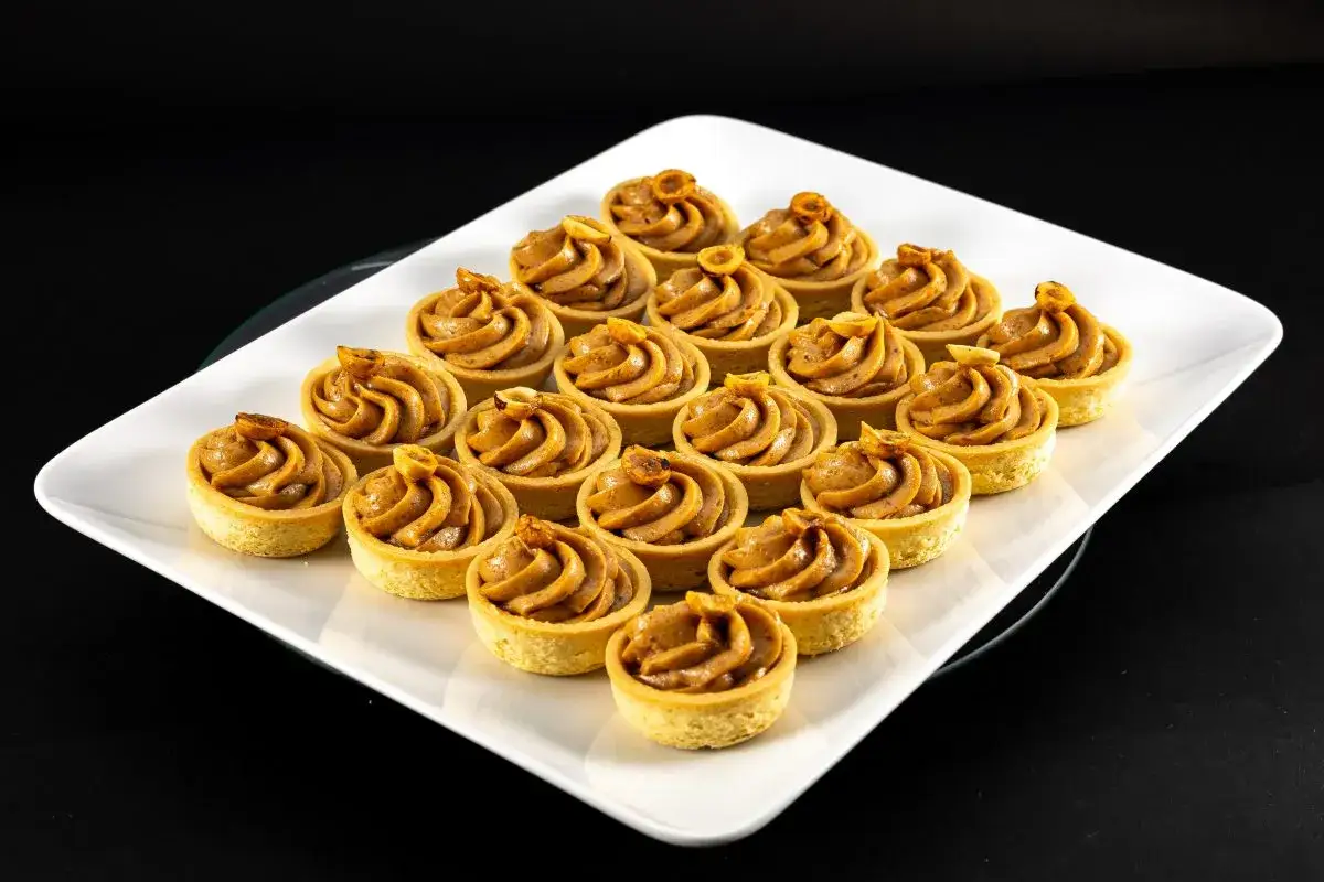 Zdjęcie Ile kosztuje catering na komunie? Ceny, które zaskoczą i pomogą w wyborze