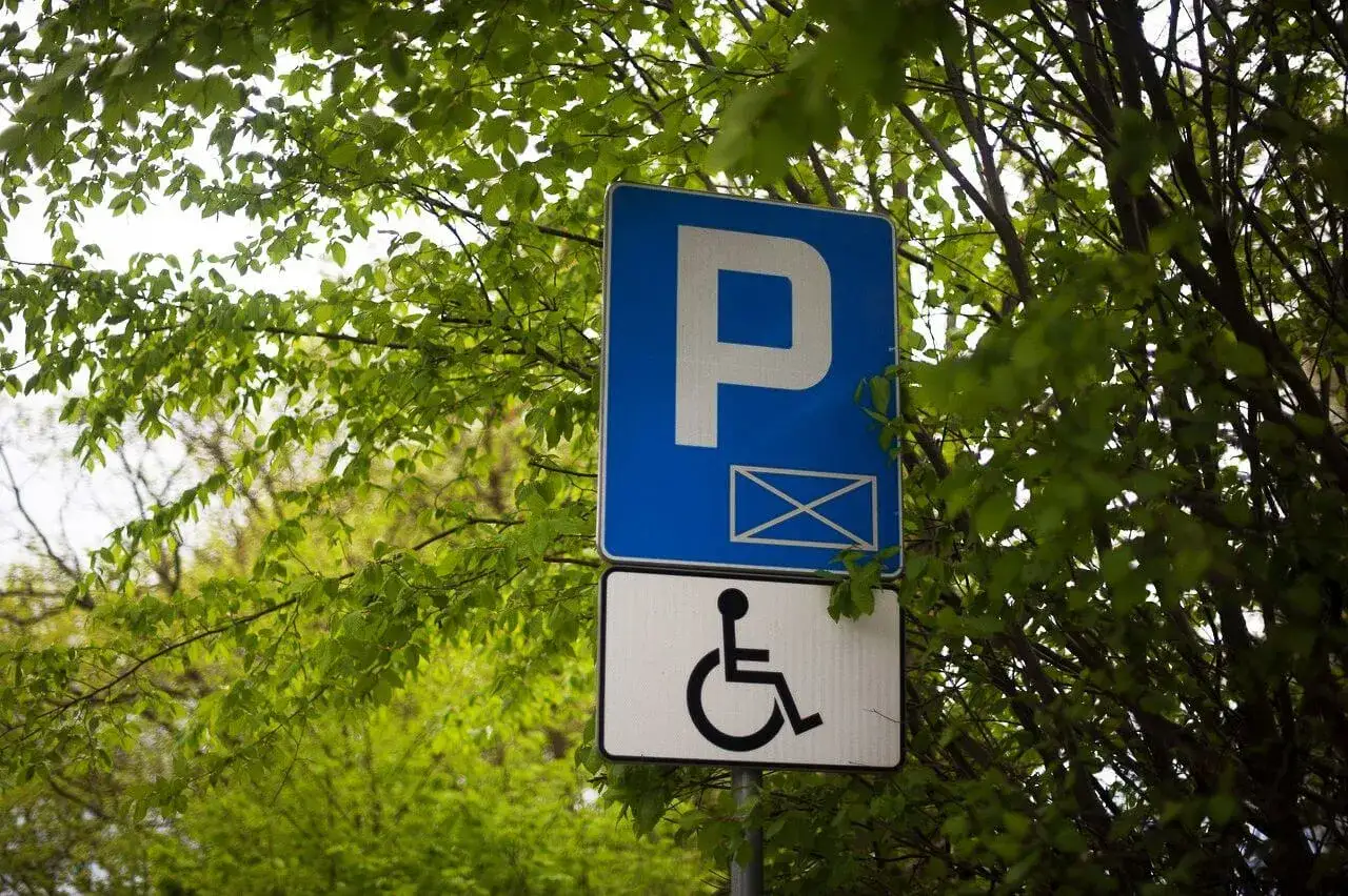 Zdjęcie Do jakich znaków może nie stosować się osoba niepełnosprawna w ruchu drogowym?