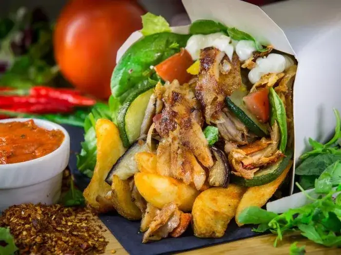 Zdjęcie Ile kalorii ma kebab na talerzu z frytkami? Zaskakujące fakty!