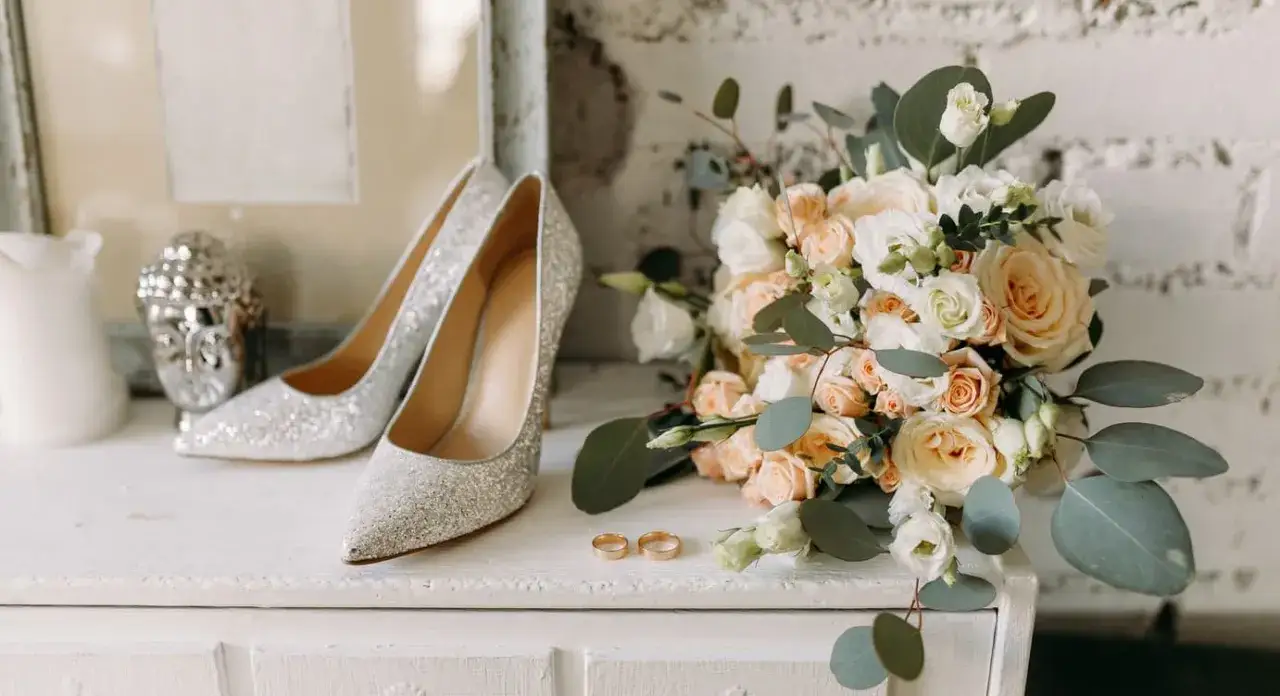 Zdjęcie Jakie buty do sukni ecru? Odkryj idealne połączenia na każdą okazję