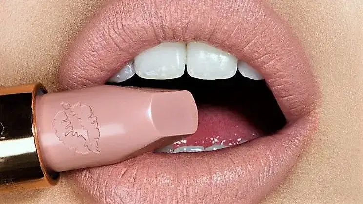 Zdjęcie Najlepsze kolory szminek dla blondynek – jak dobrać idealny odcień do urody?