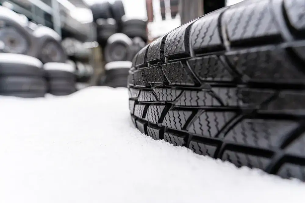 Zdjęcie Jakie opony całoroczne wybrać, aby uniknąć problemów na drodze?