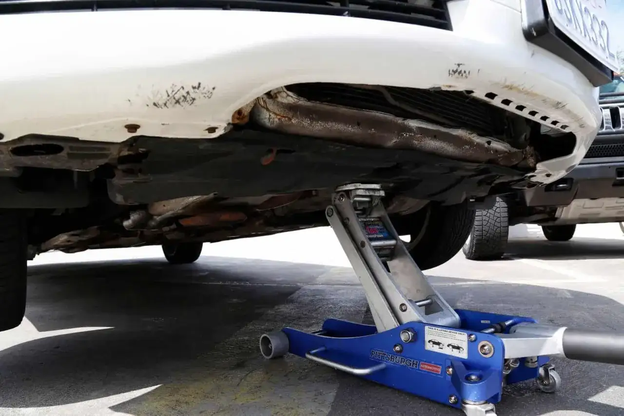 Zdjęcie Gdzie podłożyć lewarek skoda octavia 2, aby uniknąć uszkodzeń?