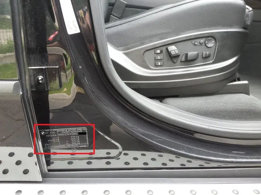 Zdjęcie Gdzie jest tabliczka znamionowa w BMW E60? Oto co musisz wiedzieć