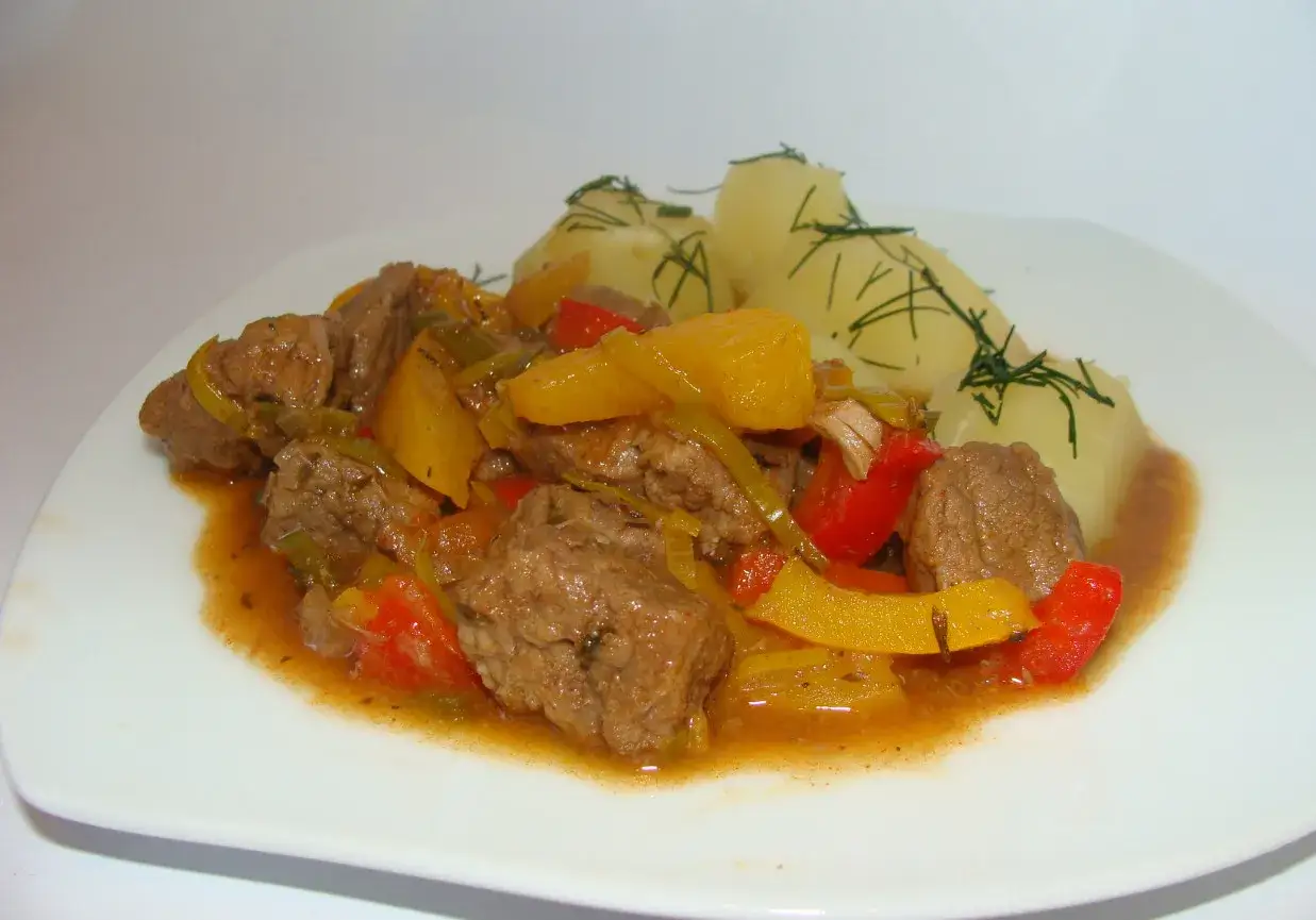 Zdjęcie Jak przygotować wołowinę w winie, aby była soczysta i aromatyczna