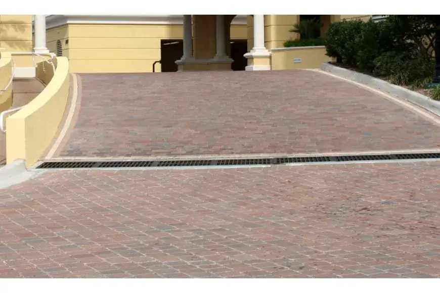 Zdjęcie Czym wyłożyć stromy podjazd, aby uniknąć problemów z nawierzchnią?