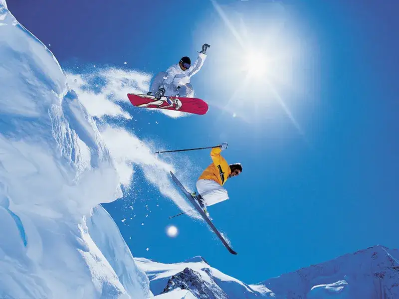 Zdjęcie Co trudniejsze narty czy snowboard? Odkryj wyzwania dla początkujących