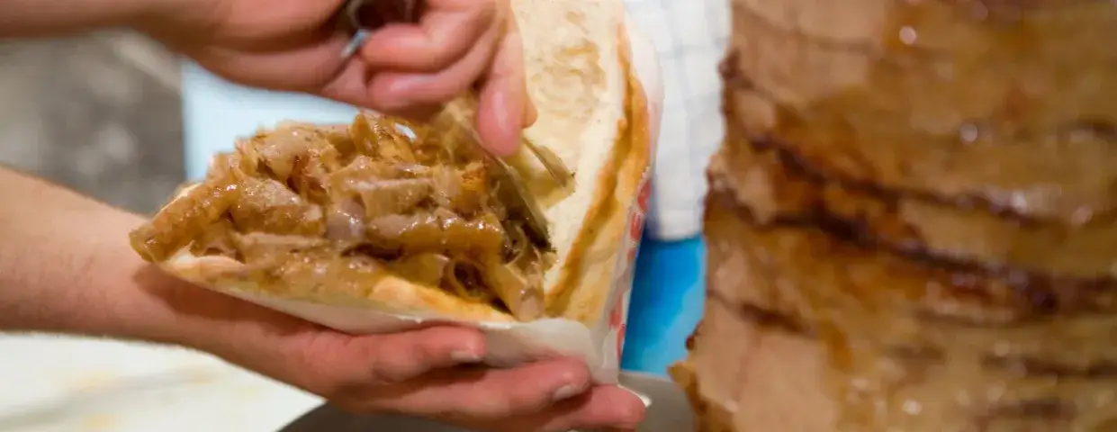 Zdjęcie Z czego jest baranina w kebabie? Odkryj prawdę o składzie mięsa