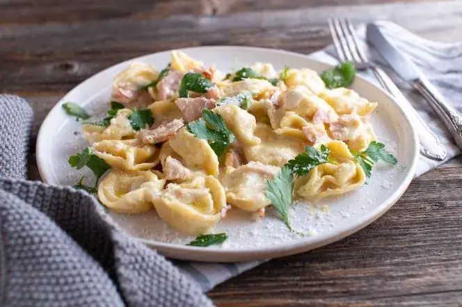 Zdjęcie Co to jest tortellini? Poznaj sekrety włoskich pierożk&oacute;w i ich smak