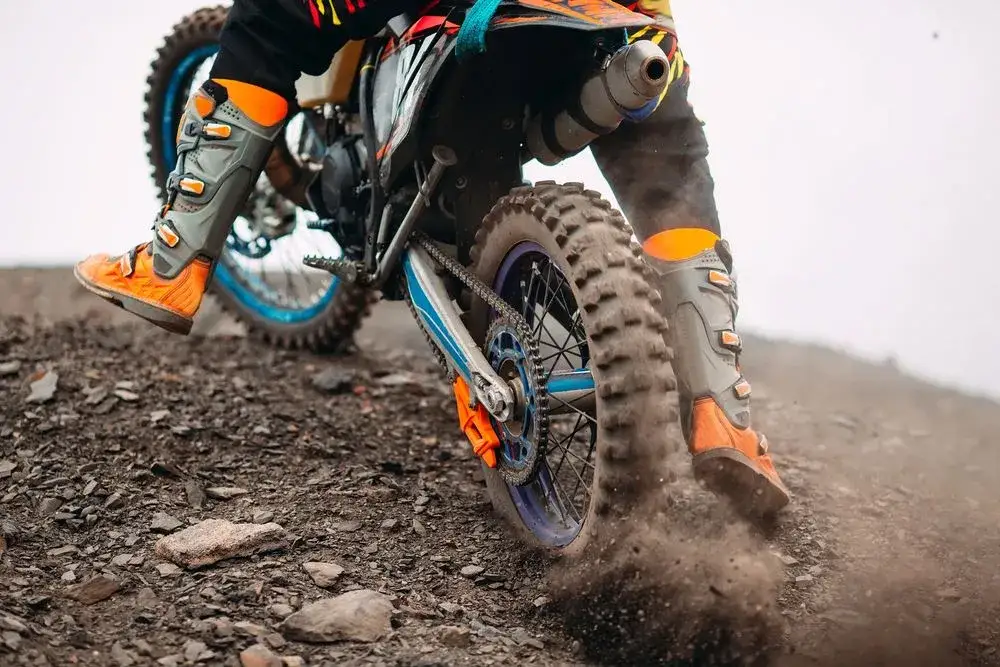 Zdjęcie Czym się różni cross od enduro? Kluczowe różnice, które musisz znać