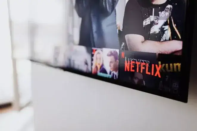 Zdjęcie Jak oglądać Netflix na TV bez smart i cieszyć się ulubionymi filmami