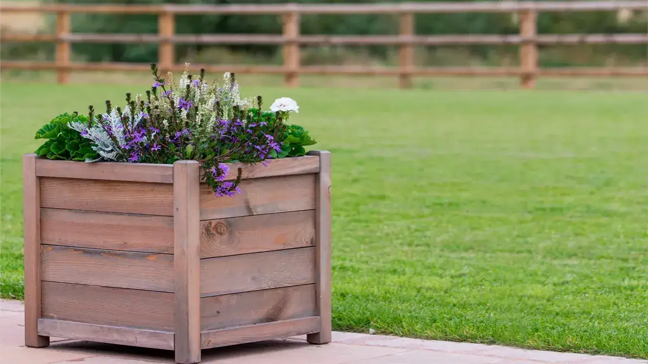 Zdjęcie Jak zrobić kwietnik z drewna do ogrodu - łatwe kroki i porady