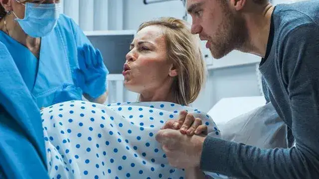 Zdjęcie Ile trwa por&oacute;d? Poznaj czas trwania i czynniki wpływające na por&oacute;d