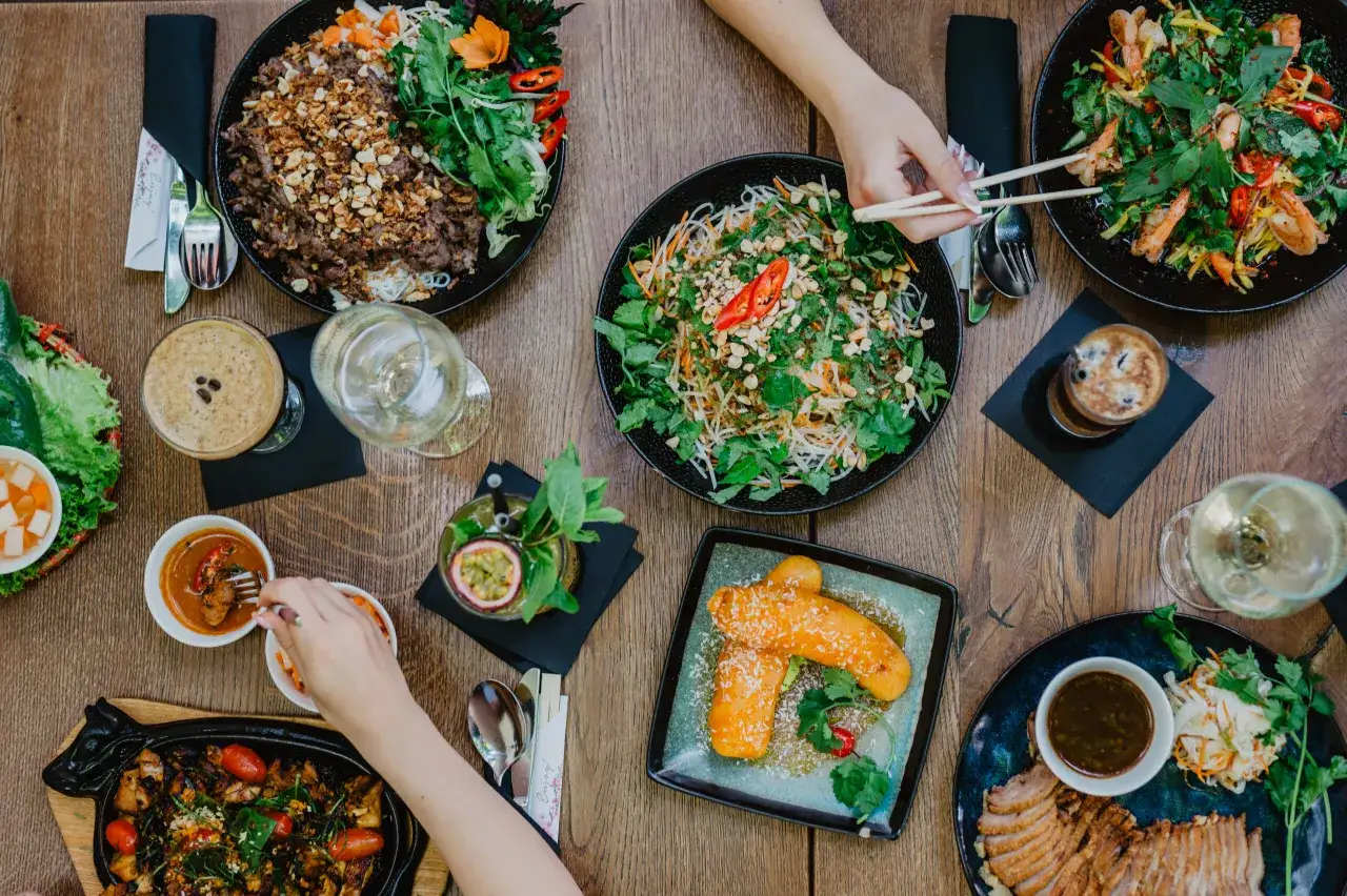 Zdjęcie Co warto zjeść w Warszawie? Odkryj najlepsze smaki i potrawy