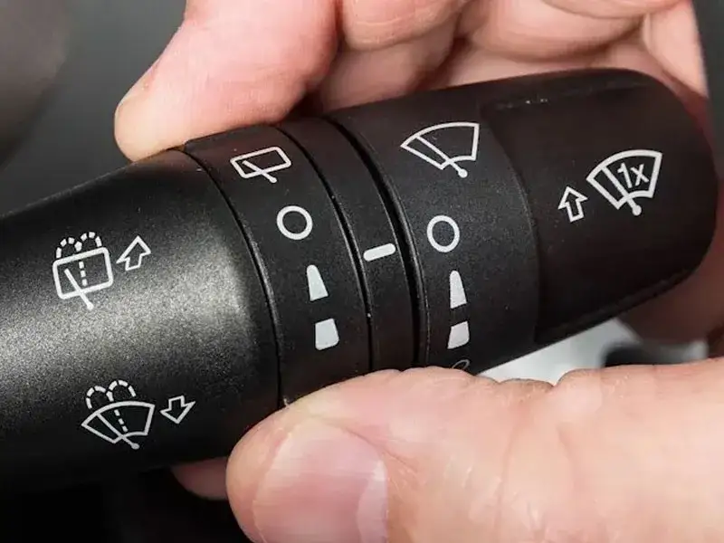 Zdjęcie Jak włączyć tylną wycieraczkę w Toyota Corolla - proste kroki i tryby