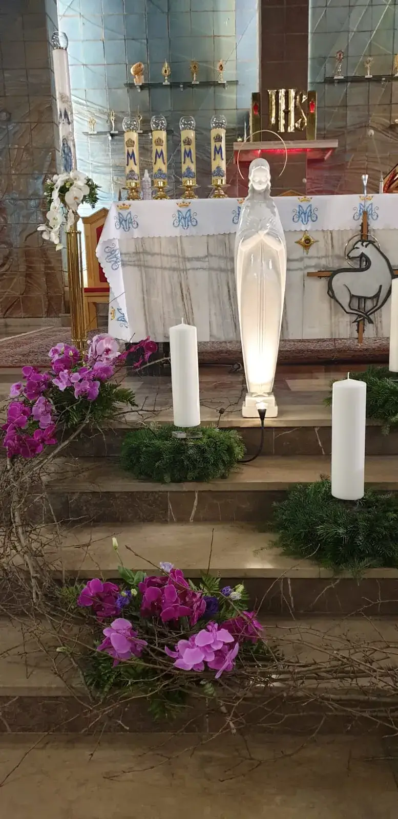 Zdjęcie Jak pięknie udekorować kościół na Adwent: praktyczne porady i inspiracje