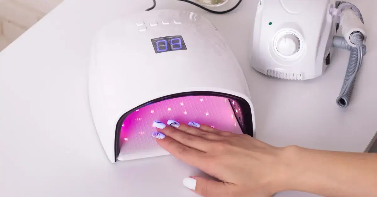 Zdjęcie Paznokcie hybrydowe jak zrobić samemu w domu – uniknij najczęstszych błędów