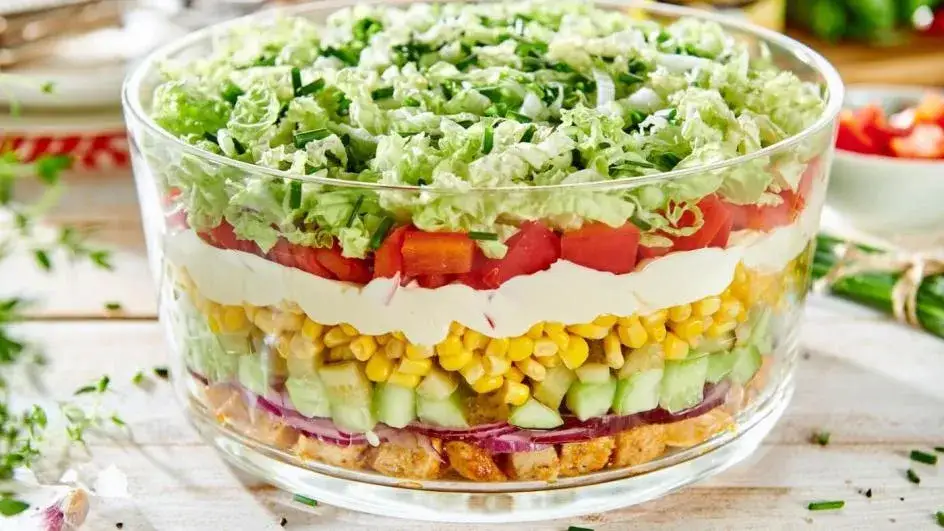 Zdjęcie Ile kalorii ma sałatka gyros? Sprawdź, co możesz zyskać lub stracić