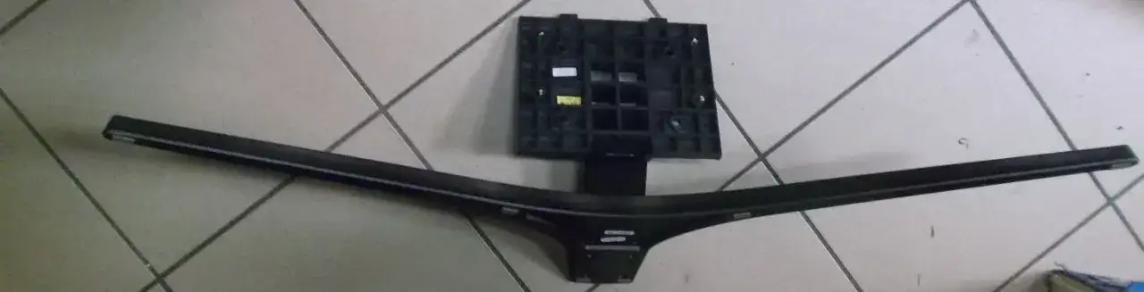 Zdjęcie Jak zamontować nóżki do telewizora Samsung - uniknij błędów montażowych