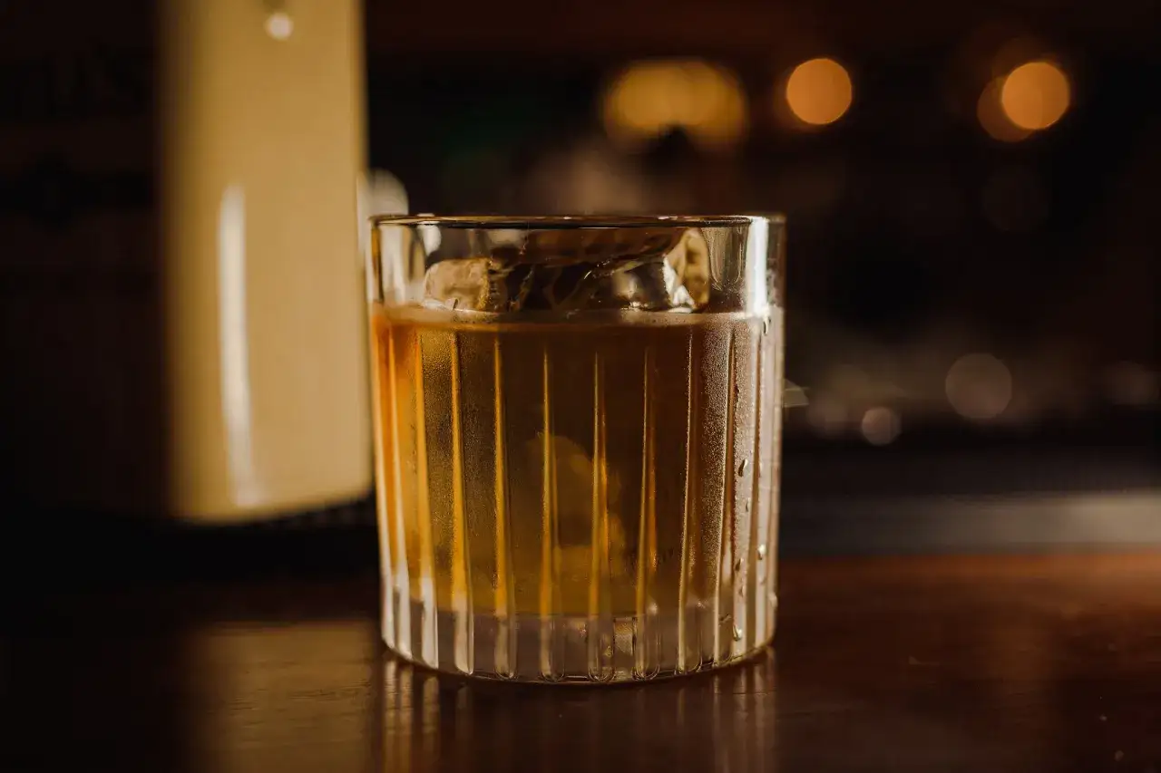 Zdjęcie Prosty drink z whisky - łatwe przepisy na pyszne koktajle