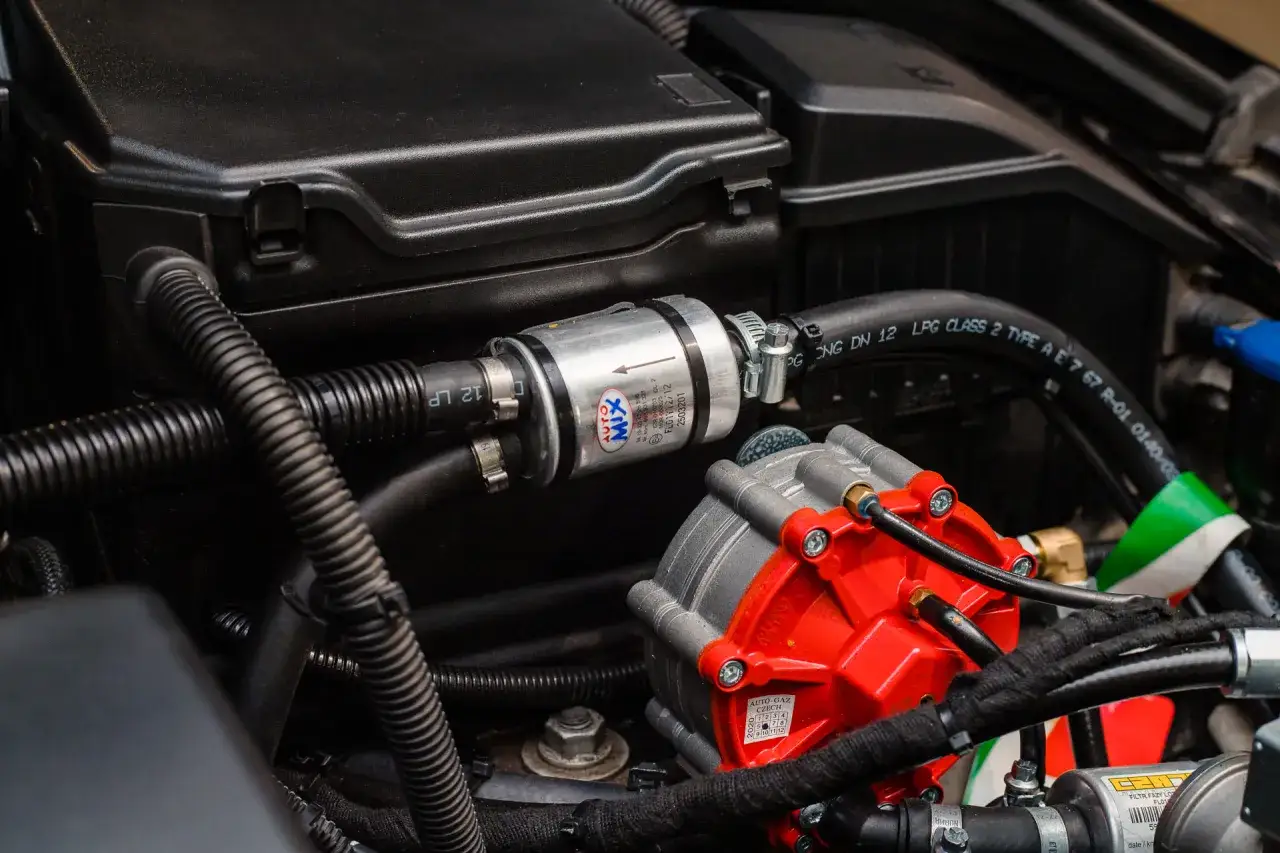 Zdjęcie CNG w samochodzie – co to jest i dlaczego warto go używać?