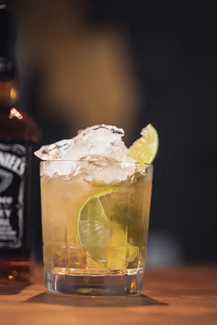 Zdjęcie Z czym pić whisky Jack Daniels? Odkryj najlepsze połączenia smakowe