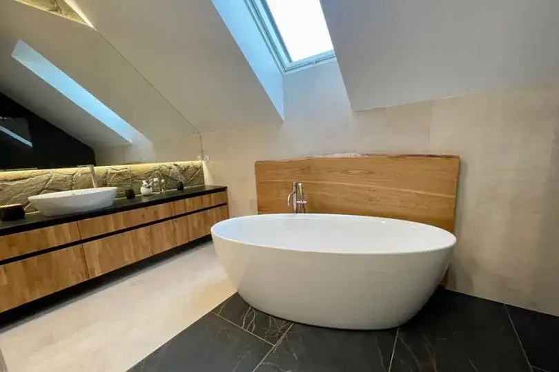 Zdjęcie Czym impregnować drewno do łazienki, aby uniknąć zniszczeń?