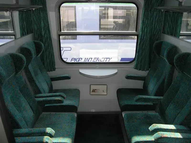 Zdjęcie Co to znaczy TLK? Wszystko o pociągach PKP Intercity i ich usługach