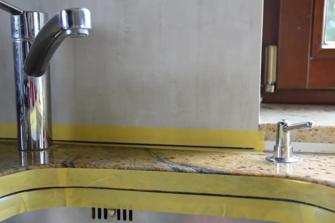 Zdjęcie Jaki silikon do zlewu granitowego wybrać, aby uniknąć przecieków i pleśni?