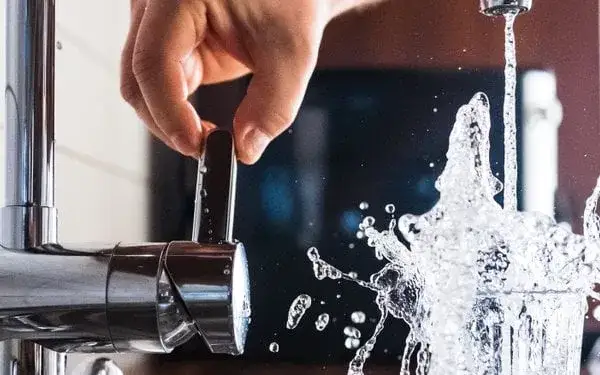 Zdjęcie Czy woda z kranu jest zdrowa? Odkryj, co naprawdę pijesz!