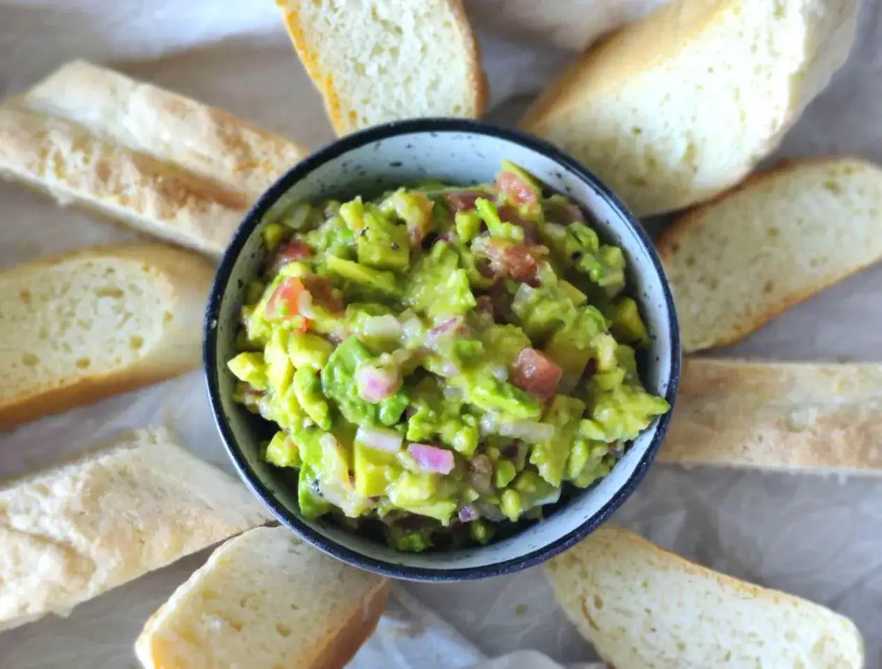 Zdjęcie Jak zrobić guacamole z pomidorem – prosty przepis na pyszną przekąskę