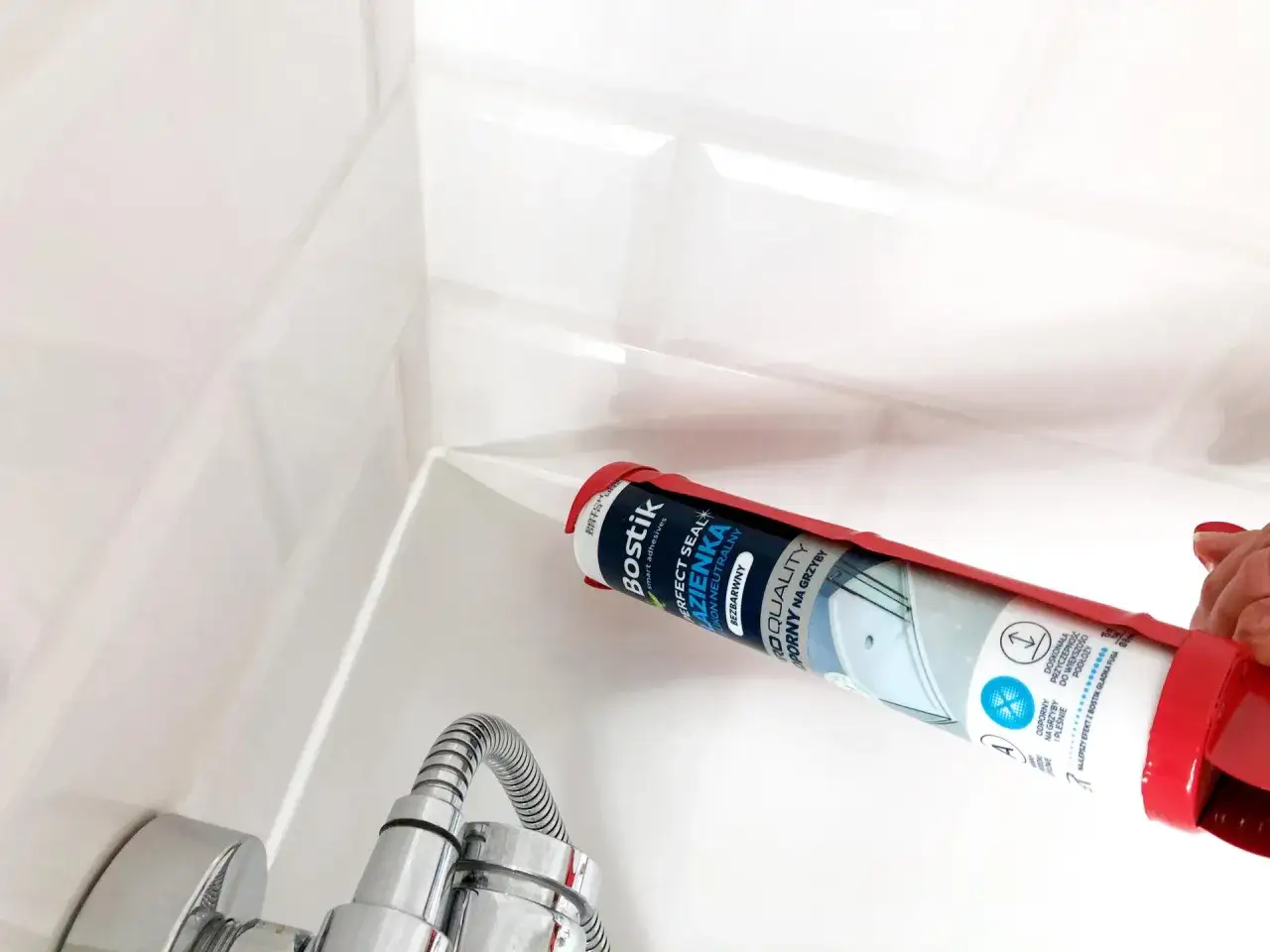 Zdjęcie Jak nakładać silikon w łazience, by uniknąć pleśni i wilgoci