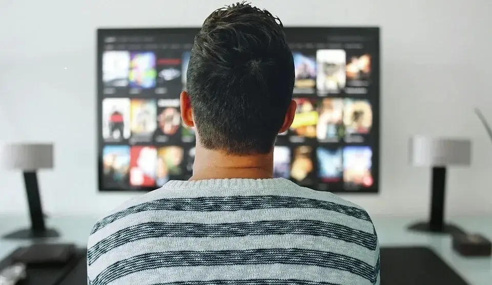 Zdjęcie Na jakiej wysokości wiesza się telewizory, aby uniknąć bólu szyi?
