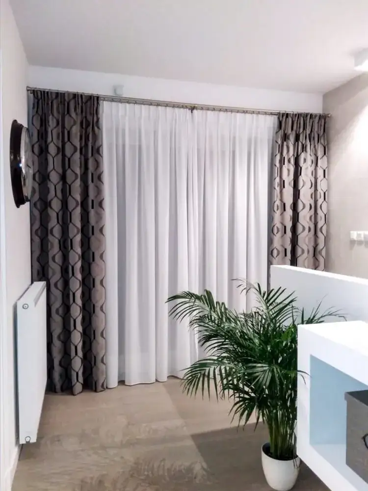 Zdjęcie Jak udekorować okno w sypialni: 7 inspirujących pomysłów