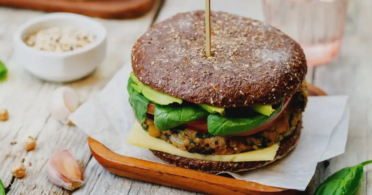 Zdjęcie Burger v&eacute;g&eacute;tarien : 4 recettes &amp; secrets pour un steak parfait