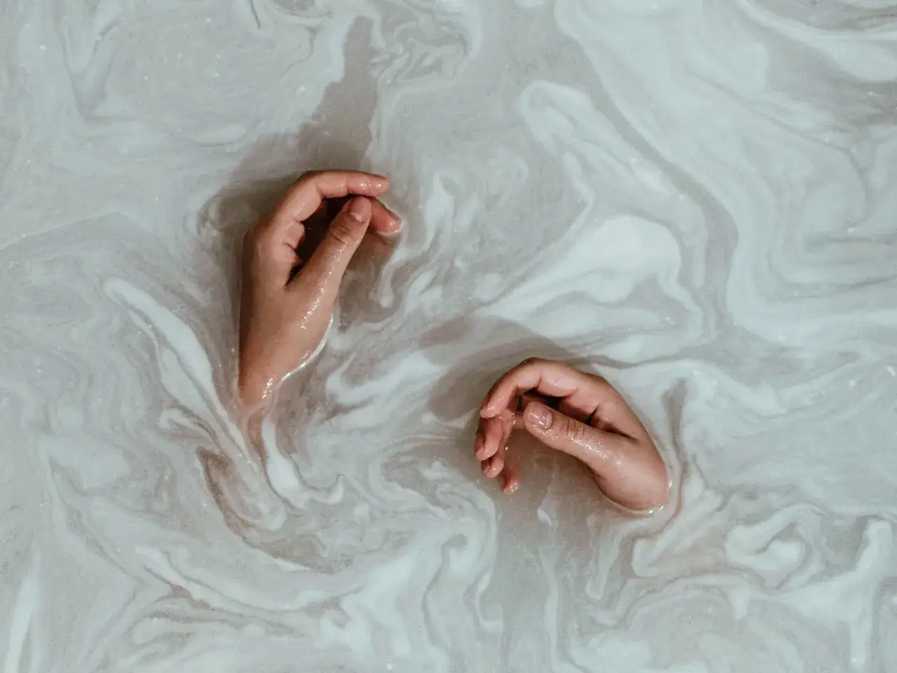 Zdjęcie Czy warto golić ręce? Odkryj wady i zalety depilacji rąk