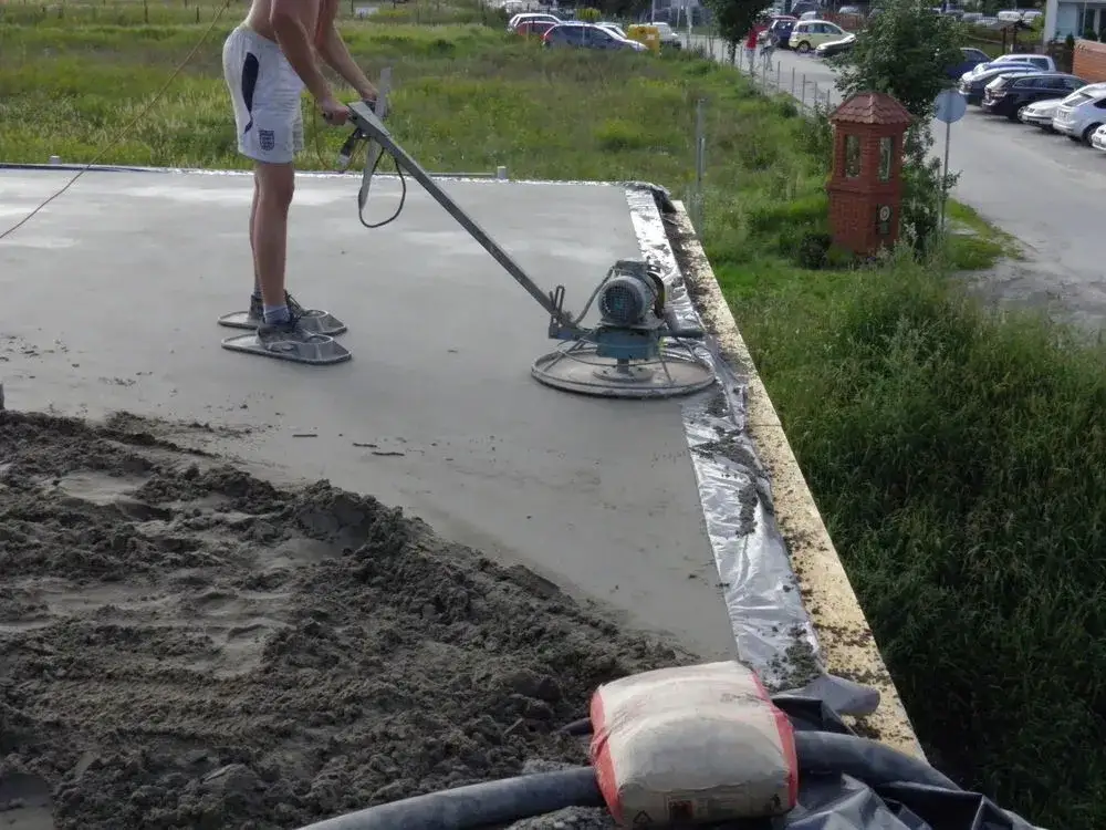 Zdjęcie Jak długo podlewać strop betonowy, aby uniknąć pęknięć?