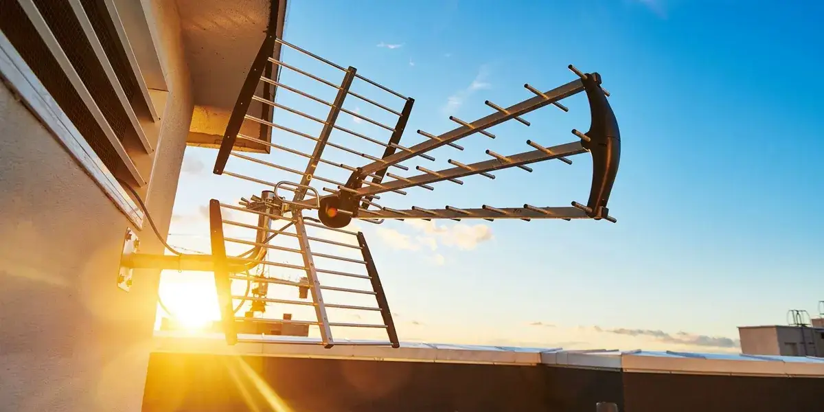 Zdjęcie Antena szerokopasmowa czy kierunkowa - co wybrać dla lepszego sygnału?