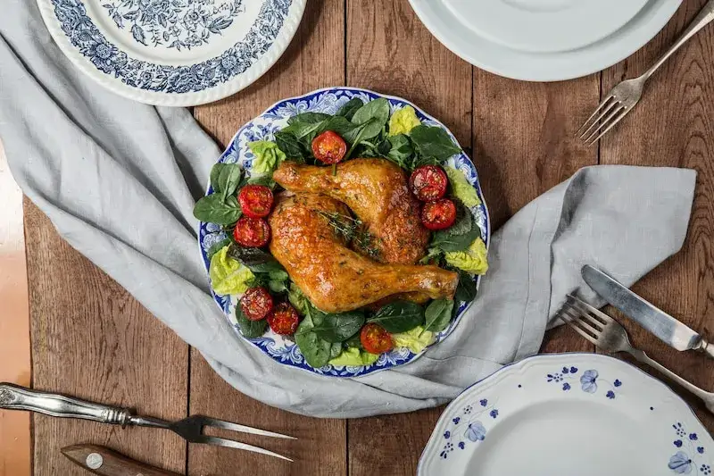 Zdjęcie Czy można zamrozić pieczone udka z kurczaka i jak to zrobić?