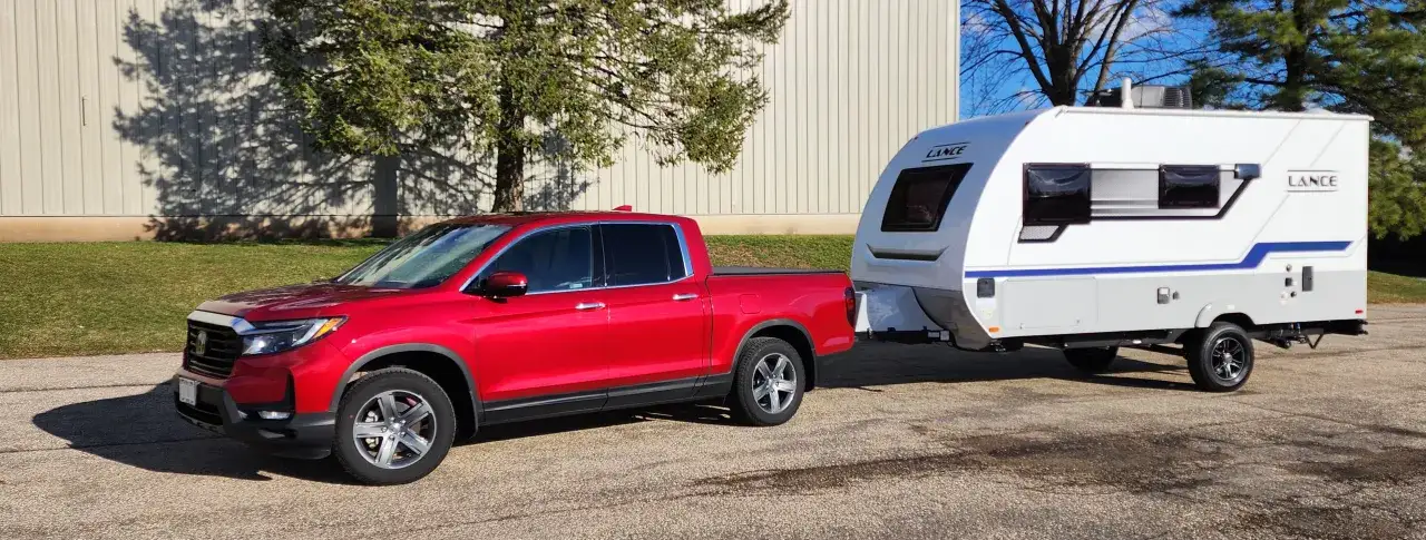 Zdjęcie Jaka moc silnika do przyczepy kempingowej, aby uniknąć problemów z holowaniem?