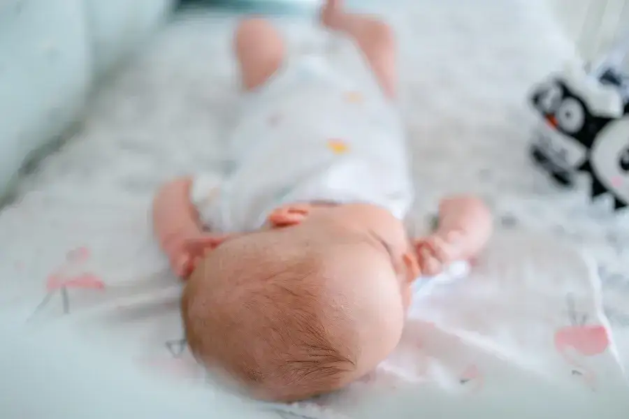 Zdjęcie Jak zmienia się kolor włosów u niemowlaka? Odkryj zaskakujące zmiany