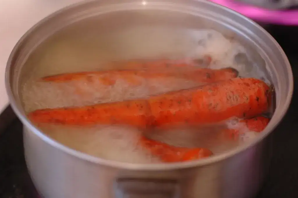 Zdjęcie Ile gotować warzywa na sałatkę jarzynową, aby uniknąć rozgotowania?