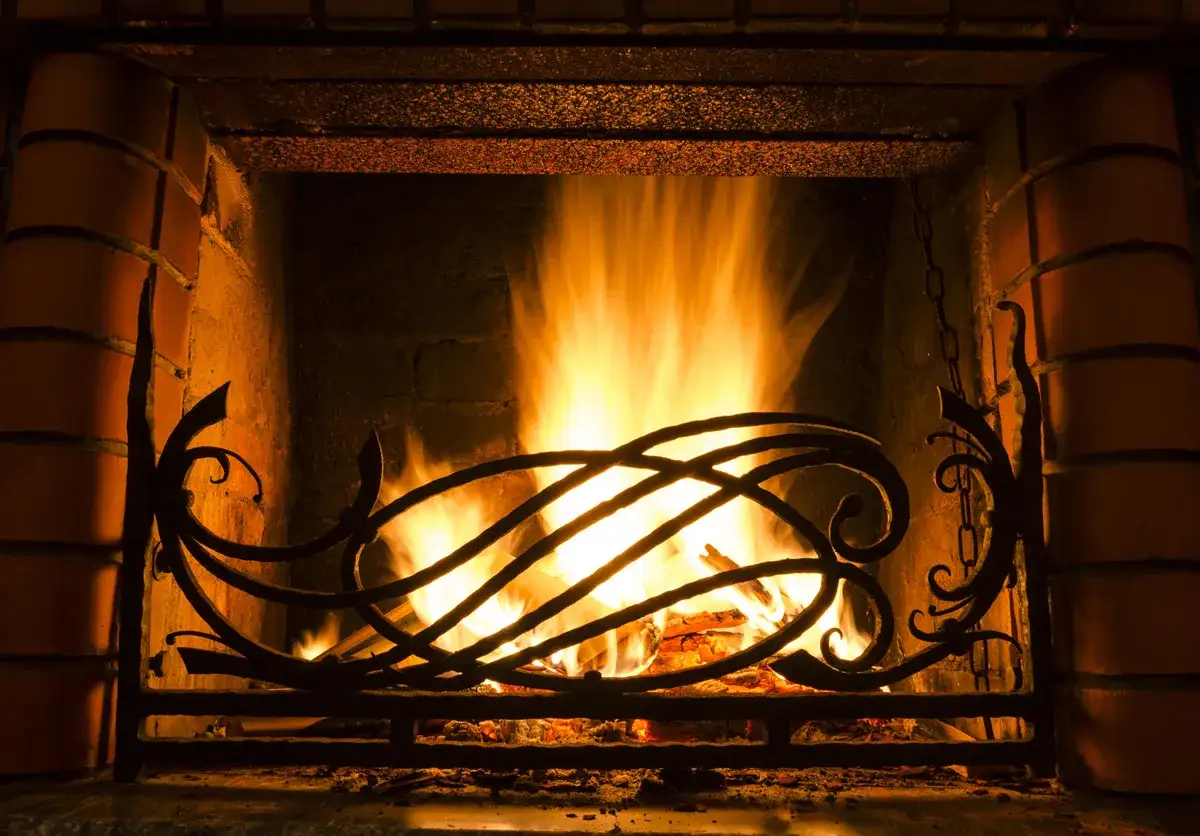 Zdjęcie Czy brykietem można palić w kominku? Sprawdź, co musisz wiedzieć