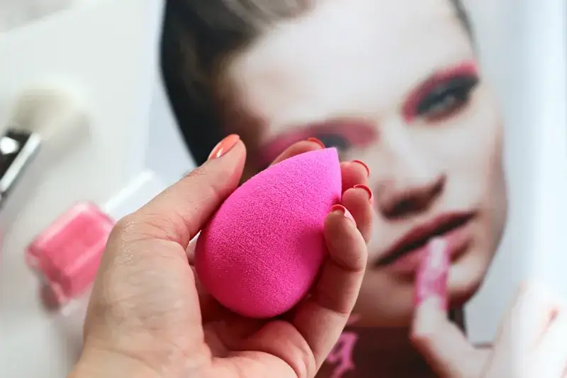 Zdjęcie Czy gąbkę do makijażu trzeba moczyć? Odkryj klucz do idealnej aplikacji